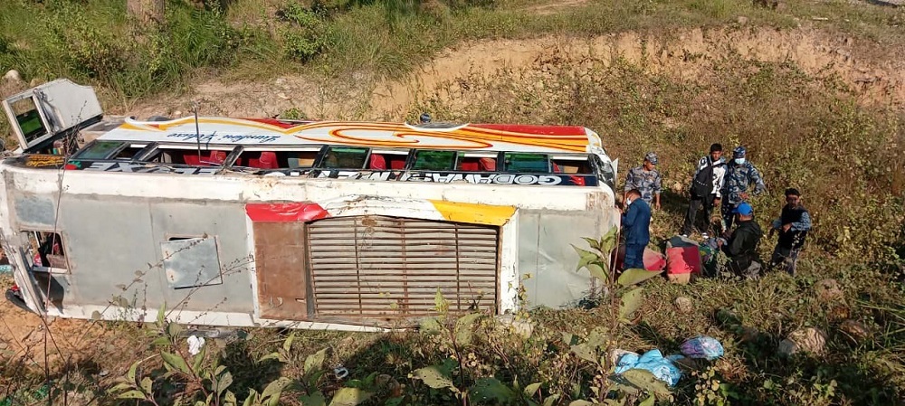 Featured Image of the news article नवलपरासी पूर्वमा बस दुर्घटना, २० जना घाइते